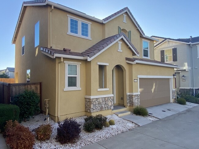 Building Photo - 220 Uccello Way