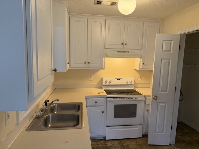 Building Photo - 2724 Garden Brook Ct