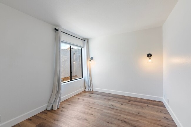 Building Photo - Light-Filled 2BR/2.5BA Townhouse with Private Patio & 2-Car Garage Near UCSD & UTC