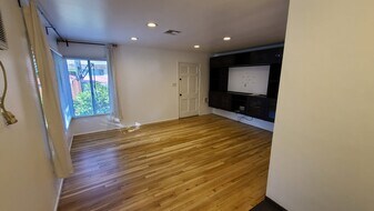 Building Photo - 539 N Rosemary Ln