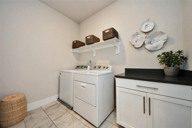 Building Photo - 1707 Summerlyn Ter Dr
