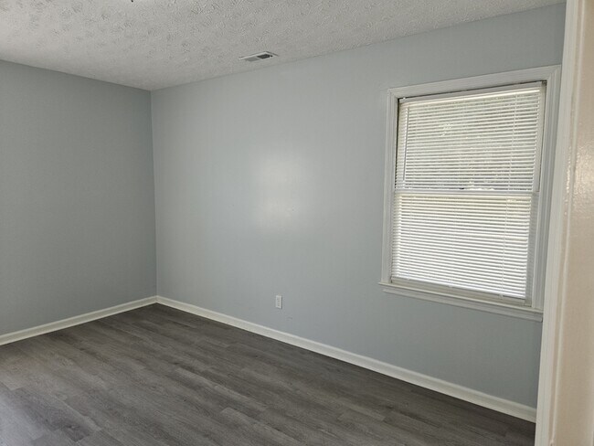 Building Photo - 1617 Hennessy Pl