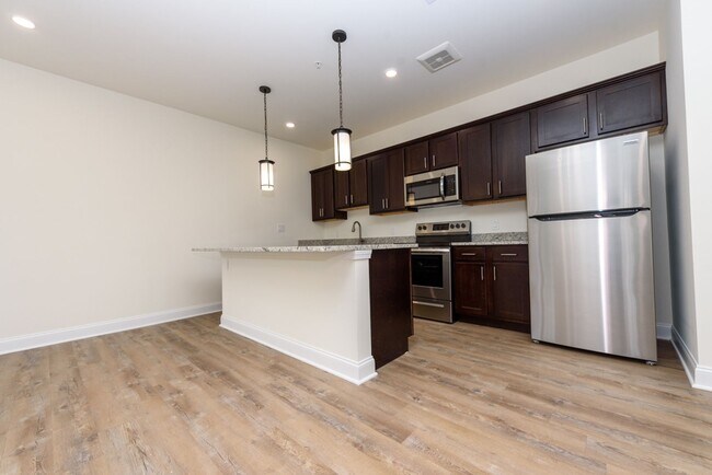 Building Photo - Luxury Living with Extra Space – 1 Bed + D...