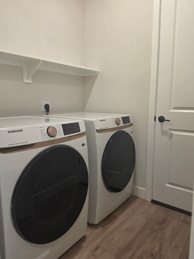 Building Photo - 3 Bedroom Plus Den Rambler in Arborwood!