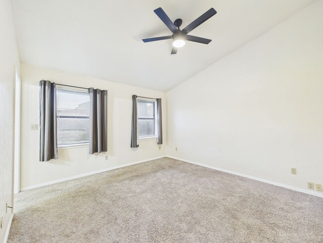 Building Photo - 3904 SW Parkridge Blvd