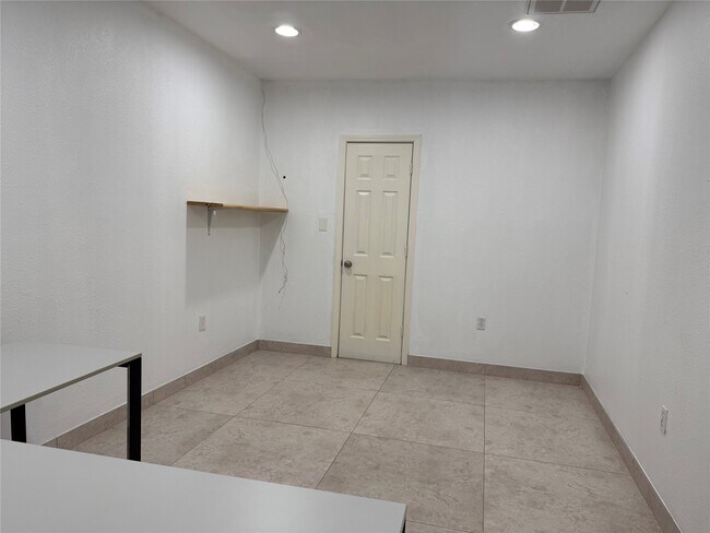 Building Photo - 7424 Lindencrest St
