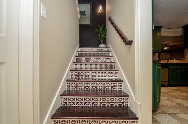 Building Photo - 4315 Fernwood Dr
