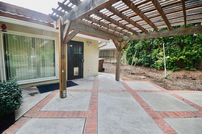 Building Photo - 3 Bedroom in Great Fullerton Neighborhood ...