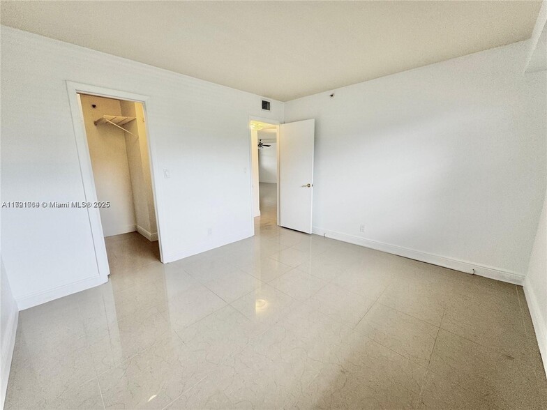 Building Photo - 3150 W Rolling Hills Cir