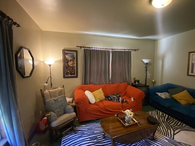 Building Photo - Charming 2-Bed, 2-Bath Duplex in Eau Claire