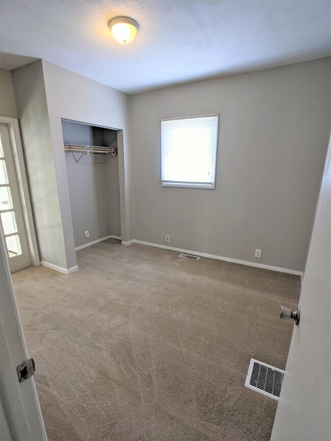 Building Photo - 517 E Troy Ave