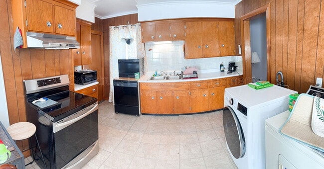 Building Photo - 4 Autumn St