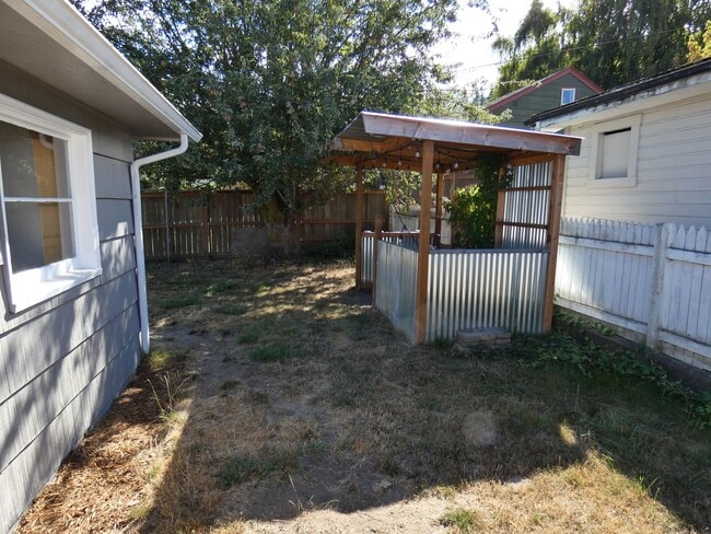 Building Photo - Centrally Charming