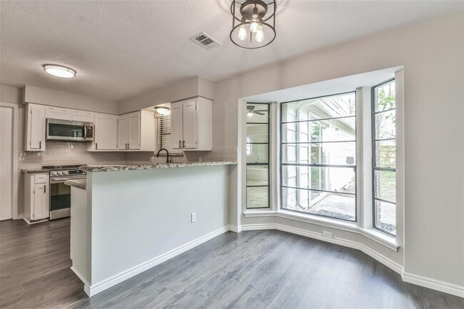 Building Photo - 7003 Huntbrook Dr