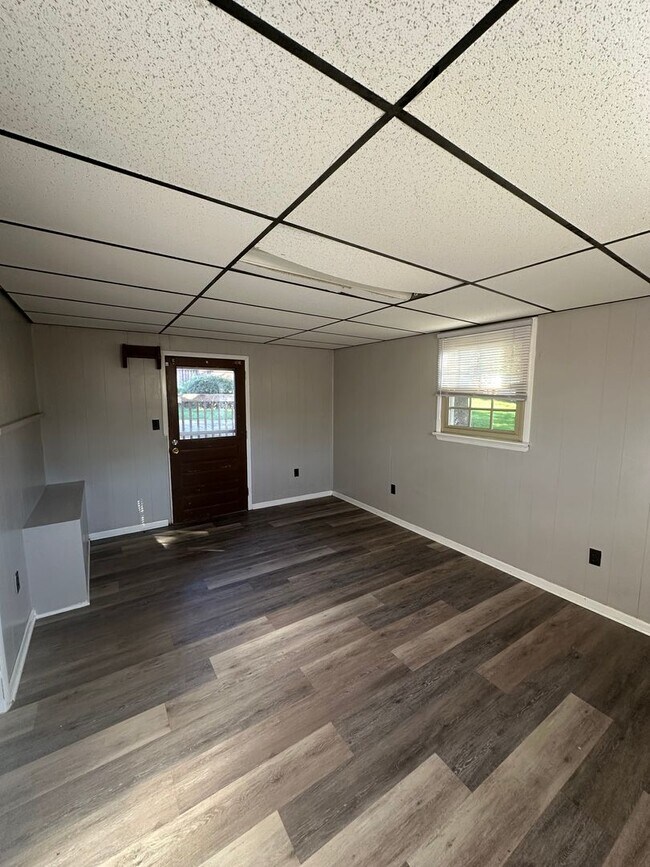 Building Photo - 3 bedrooms 2 baths, Split Level in the loc...