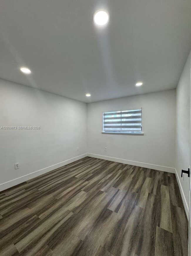 Building Photo - 300 Palm Cir W