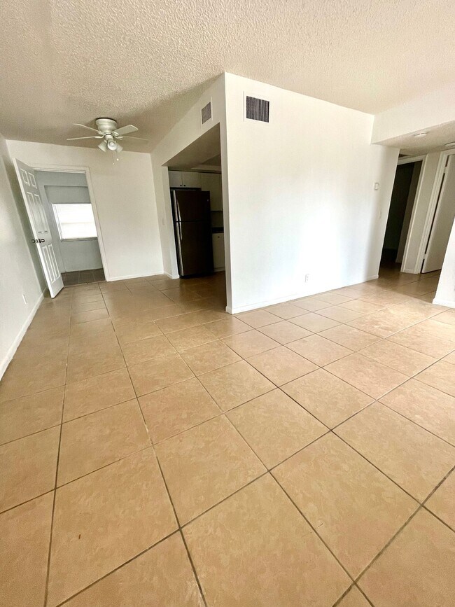 Building Photo - Spacious 2 Bedroom, 2 Bathroom with Laundr...