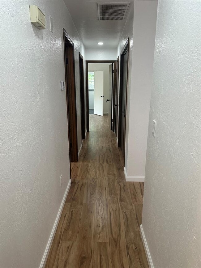 Building Photo - 1318 Alviola Ave