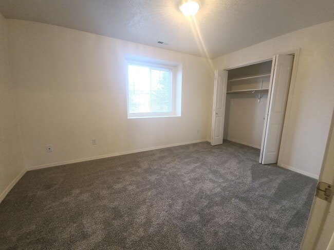 Building Photo - Beautiful 3 bed 1.5 bath Townhome with gar...