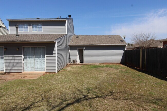 Building Photo - 1932 Lariat Cir