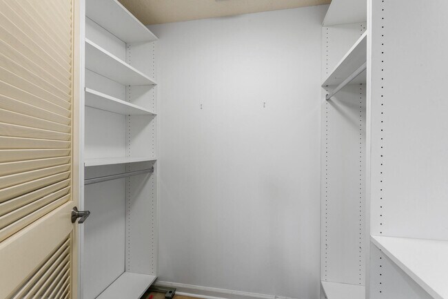 Building Photo - 16100 W Bay Dr