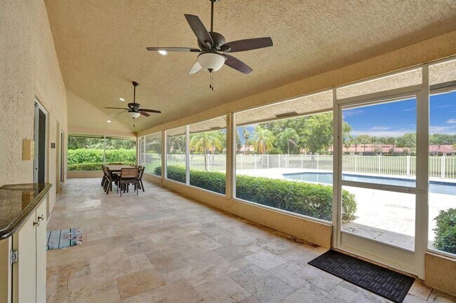 Building Photo - 2527 Lakes Dr