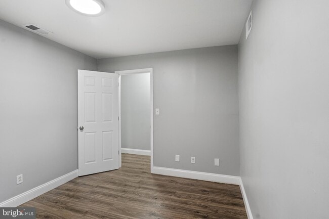 Building Photo - 823 Newington Ave