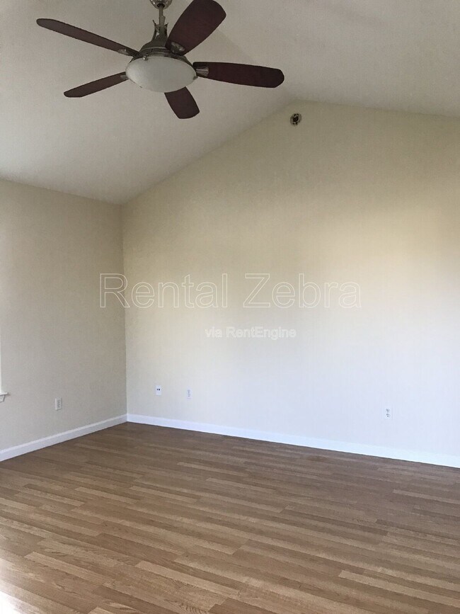 Building Photo - 2062 Red Oak Cir