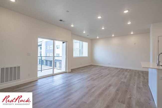 Building Photo - Spacious 3 Bedroom Unit in Desert Color With Pool & Lagoon Access