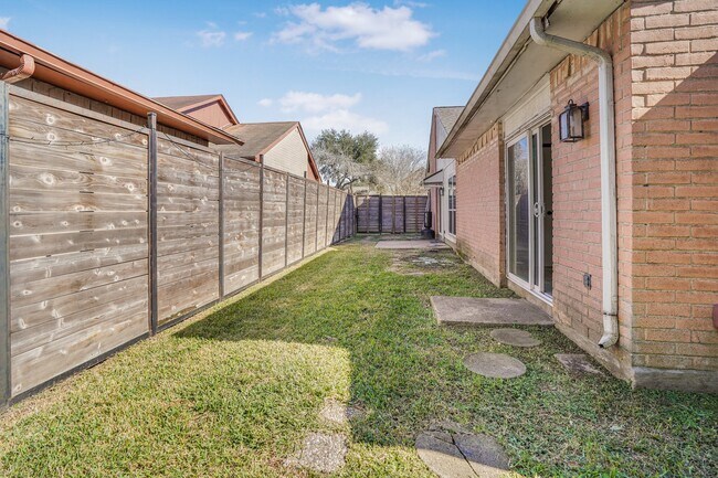 Building Photo - 5609 Hollow Pines Dr