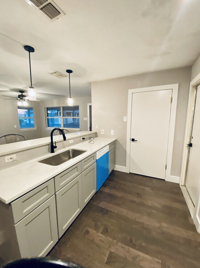 Kitchen with walk-in pantry - 1012 Glen Oaks Ct