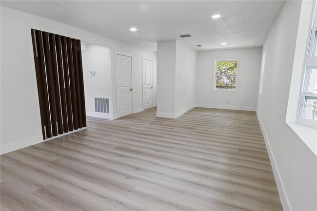 Building Photo - 3232 W Oakellar Ave