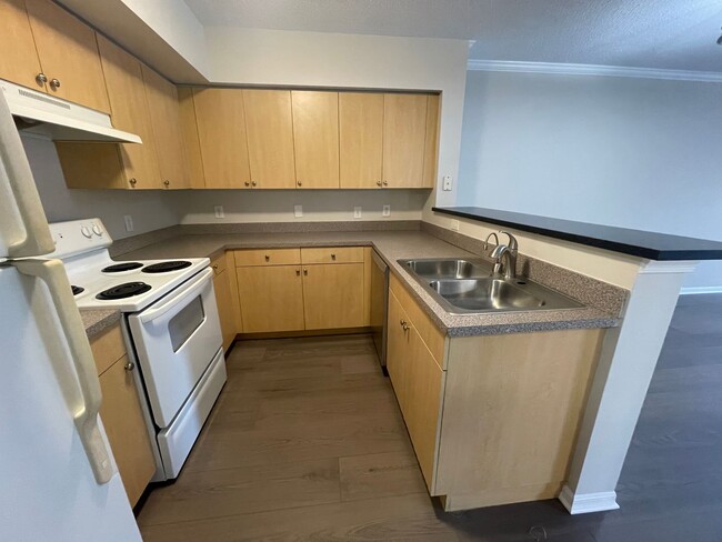 Building Photo - ANNUAL RENTAL - 1 BED / 1 BATH THE SANCTUA...