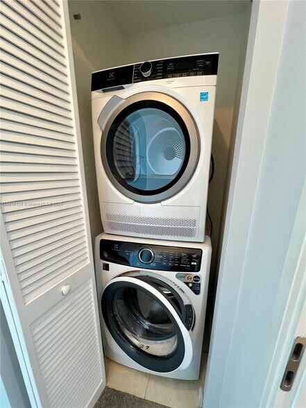 Building Photo - 300 S Biscayne Blvd