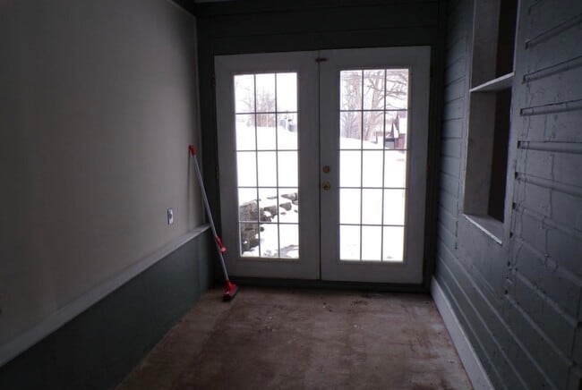 Building Photo - 327 W Thornton St