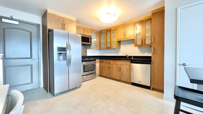 Building Photo - 2 BEDROOM HIGH FLOOR UNIT IN KAKAAKO