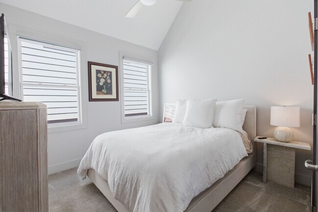 Building Photo - 1608 16th Ave N