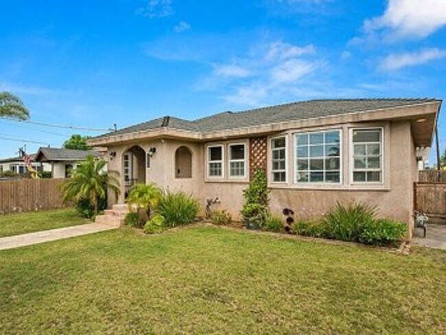 Building Photo - 3 bed 2 bath with 3 car garage