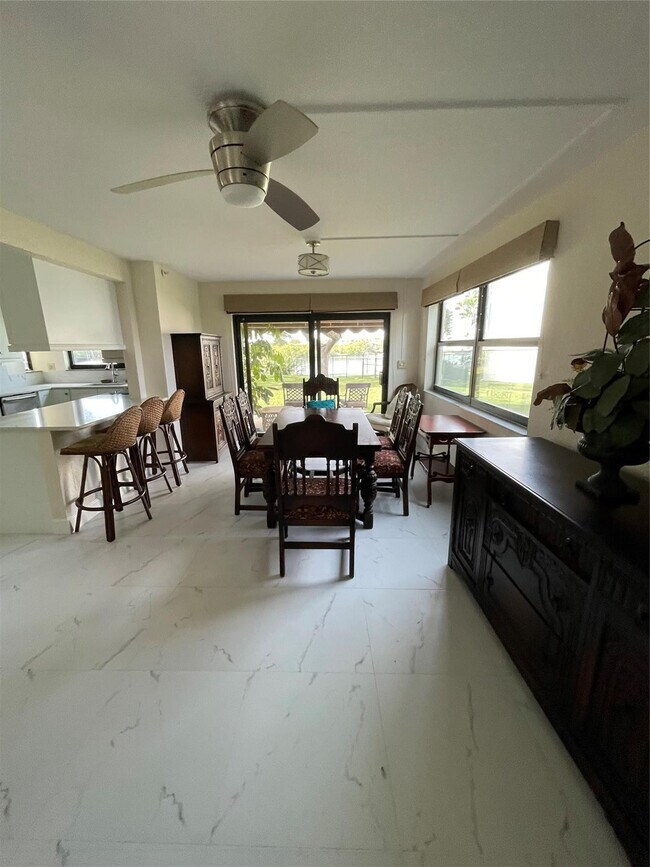 Building Photo - 374 Golfview Rd