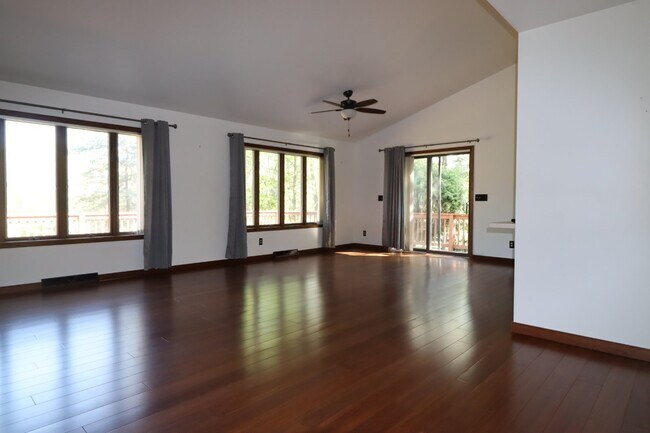 Building Photo - Stunning 4 Bedroom Home with Pond Access