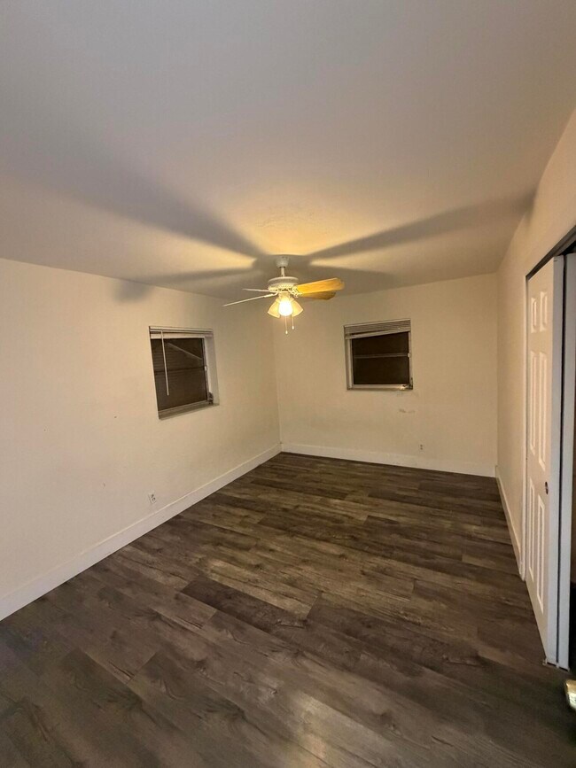 Building Photo - 4927 SW 44th Terrace