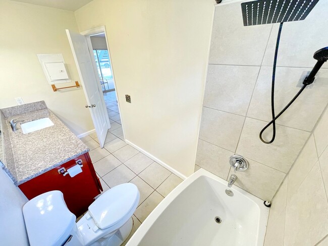 Building Photo - Spacious 1-Bedroom Ground Floor Unit in So...