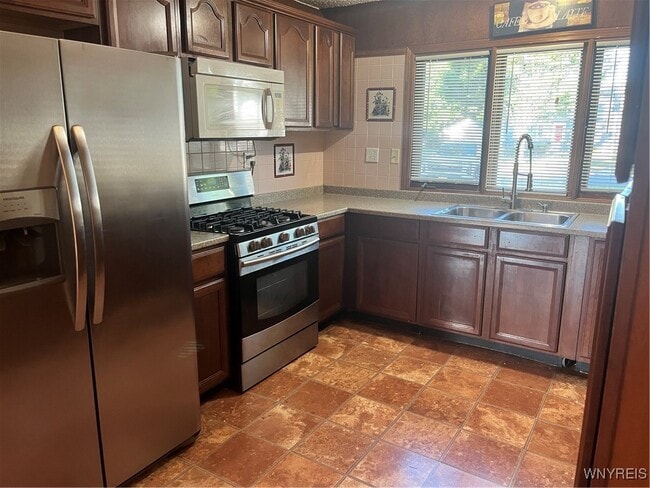 Building Photo - 206 Hillcrest Dr