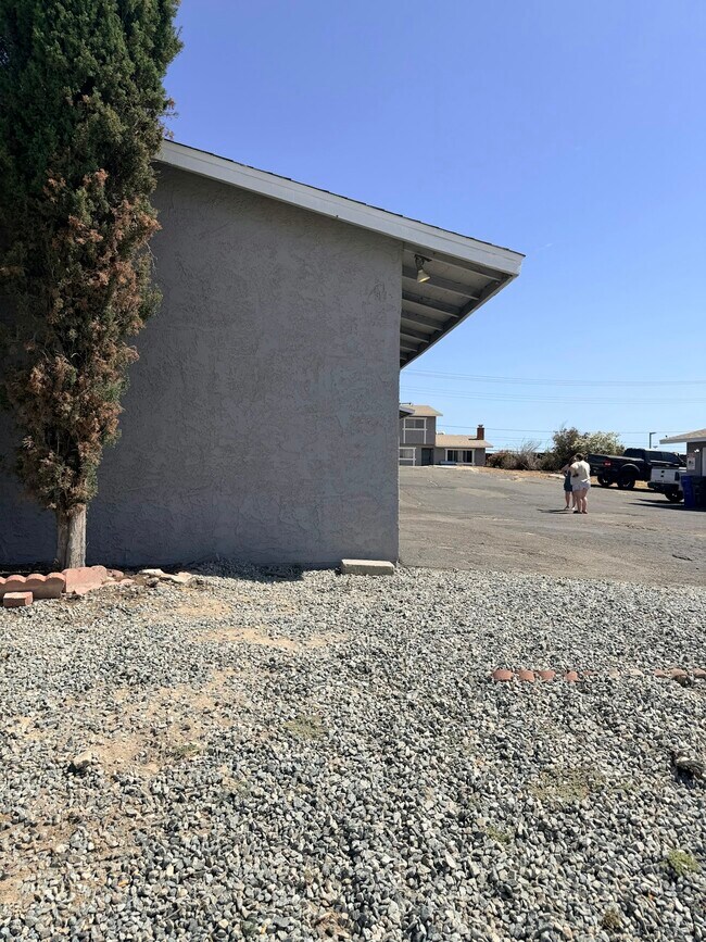 Building Photo - 19211 California 18, Unit 6