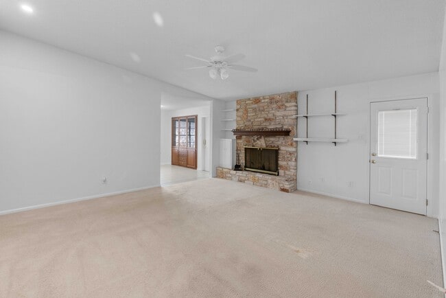 Building Photo - 1000 Space Ln