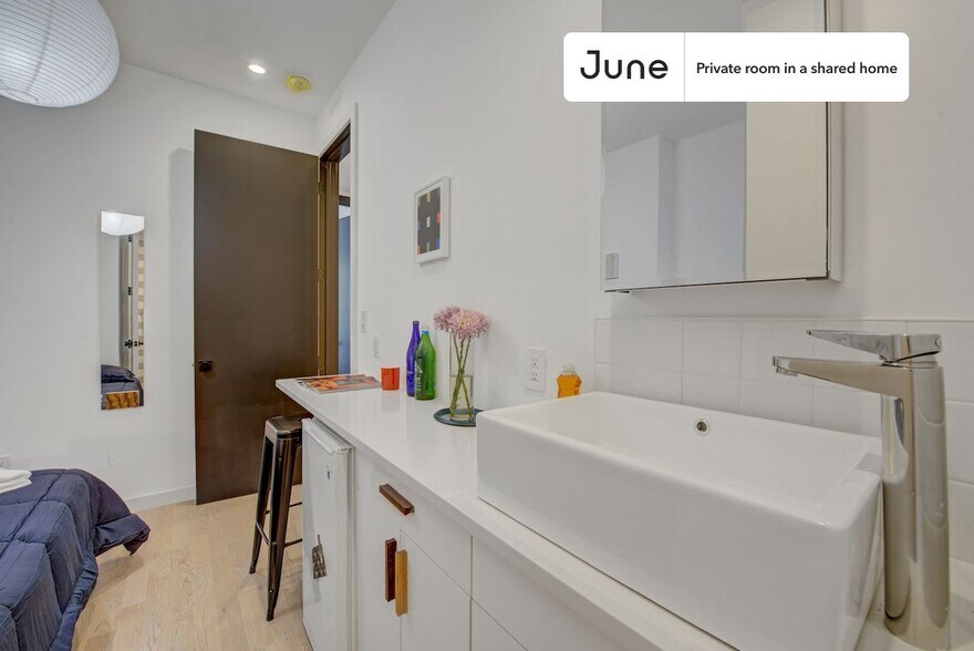 Building Photo - Room in Shared 3.0 bed/3 bath home