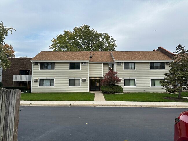 Building Photo - 2500 Bayside Dr