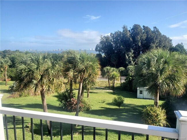 Building Photo - 4203 NE Skyline Dr