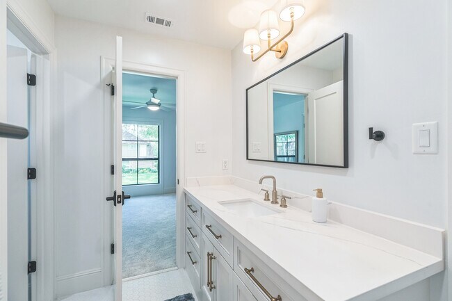 Building Photo - 4810 Middle Falls Dr
