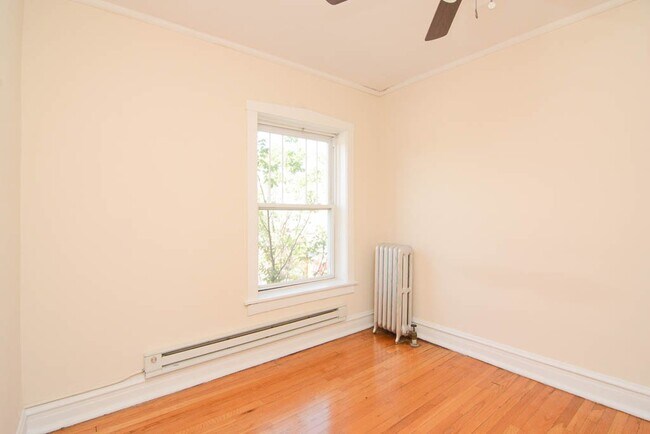 Building Photo - 958 W Cornelia Ave